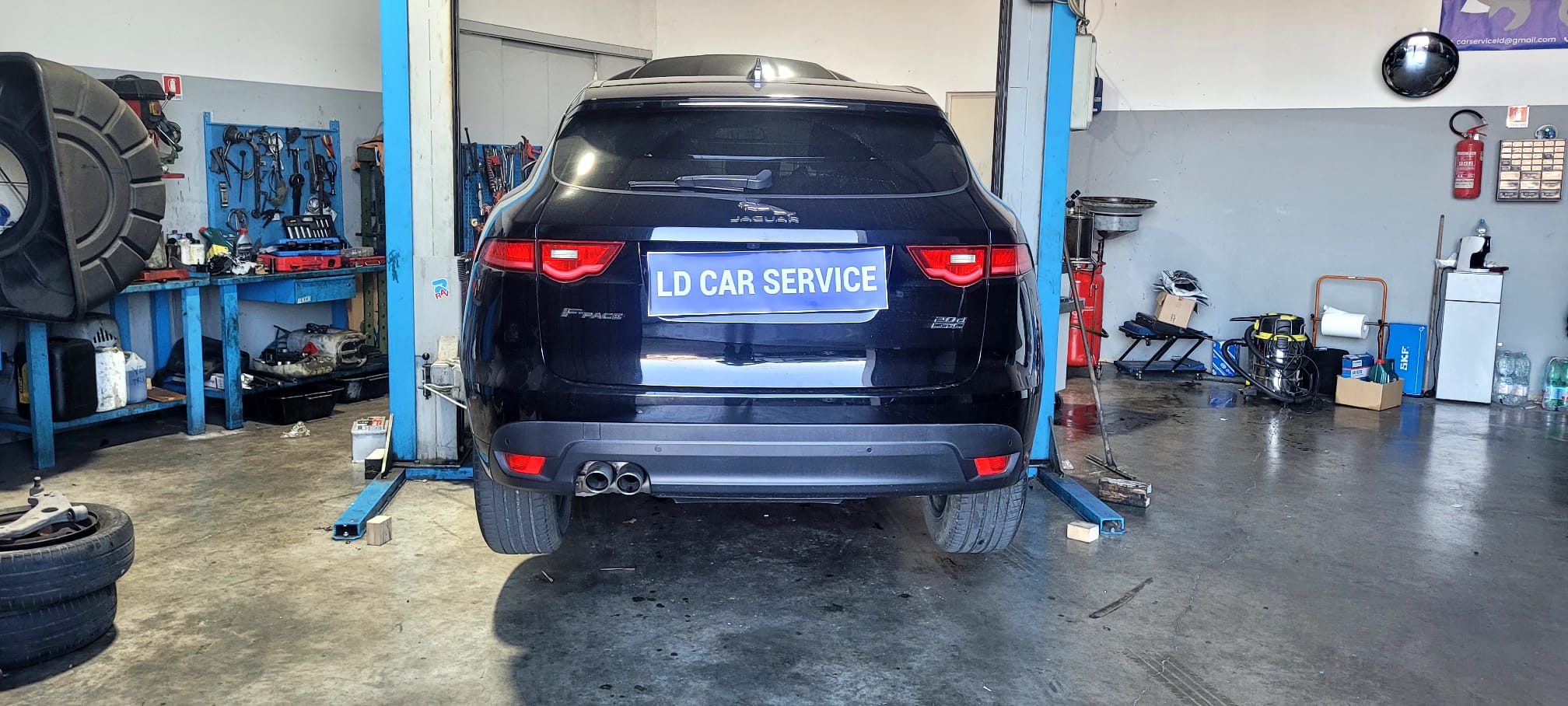 Meccanico al lavoro sul motore dell'auto